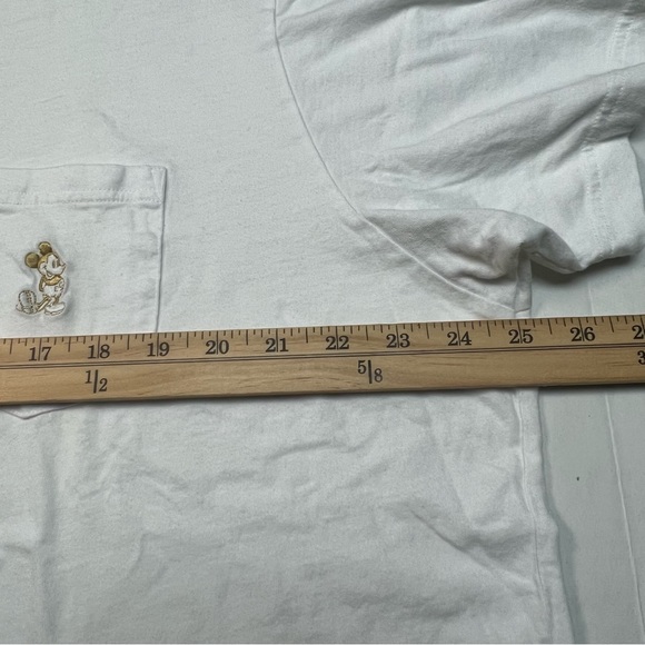 Uniqlo x Disney embroidered Mickey stand pose pocket t-shirt in white - Picture 5 of 6